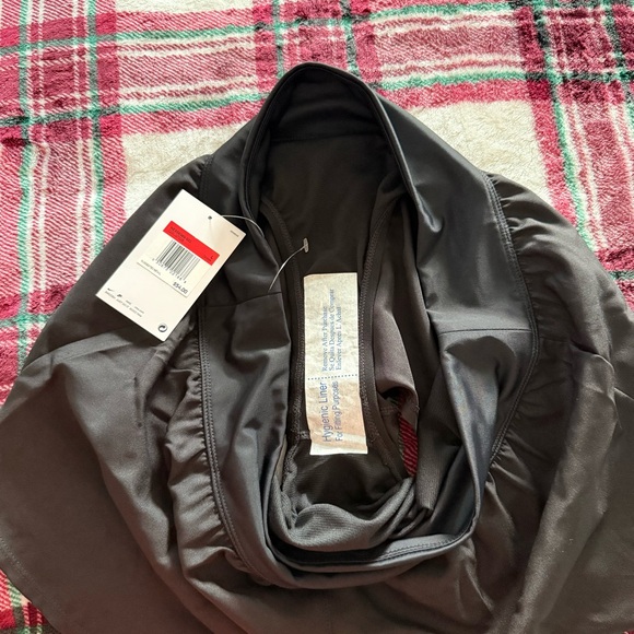 NWT NIKE WOMEN’S ACTIVE SHORT BLACK SIZE L - Picture 5 of 5